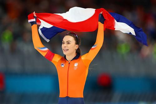 Femke Kok cu steagul național după victoria la 500m la JO 2026 Foto: Guliver/GettyImages