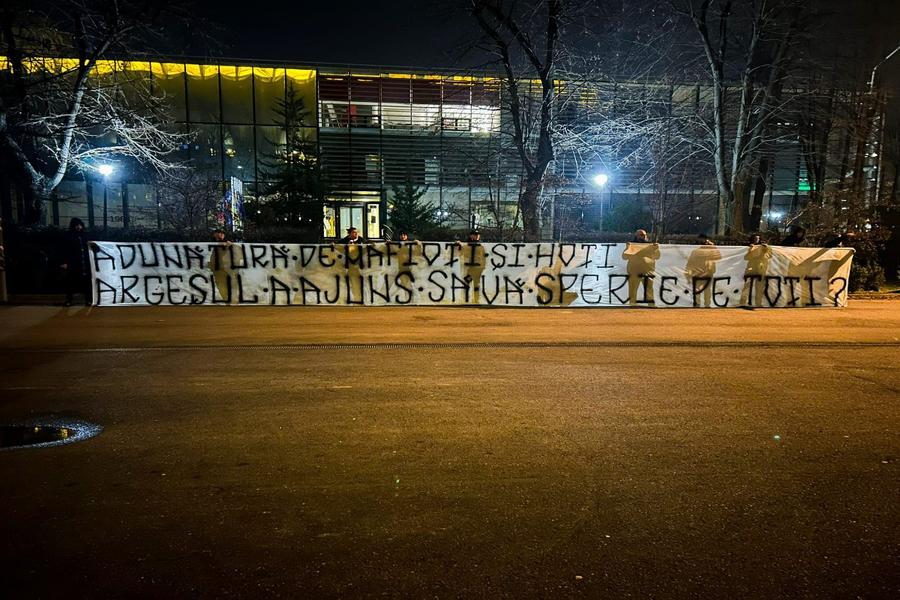 Fanii lui FC Argeș au lăsat un mesaj dur în fața sediului FRF: „Adunătură de mafioți și hoți!”