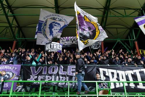 Fanii lui FC Argeș au răbufnit în fața sediului FRF: „Adunătură de mafioți și hoți!” / foto: Facebook FC Argeș