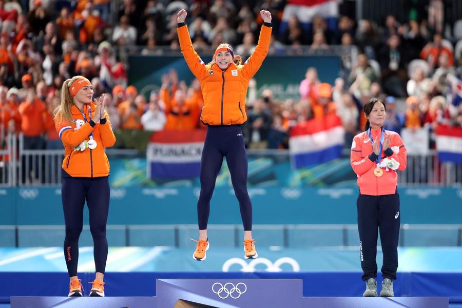 Femke Kok, campioană olimpică la 500 m, pe podium, între Jutta Leerdam și Miho Takagi Foto: Guliver/GettyImages Revanșă olandeză pe gheață la Milano Cortina » Femke Kok a triumfat la 500 m cu record olimpic în fața Juttei Leerdam