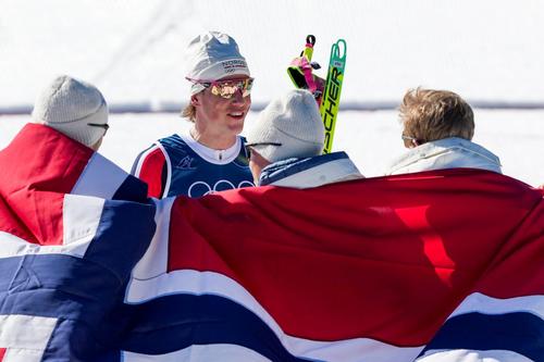 Johannes Klaebo în mijlocul coechipierilor săi din ștafeta Norvegiei, după a noua medalie olimpică de aur / Foto: Imago Images