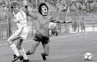 RETRO GSP // VIDEO 31 de ani de la un moment istoric! România avea TREI echipe în sferturile europene » Lăcătuș califica Steaua pentru al doilea sezon consecutiv în semifinalele CCE