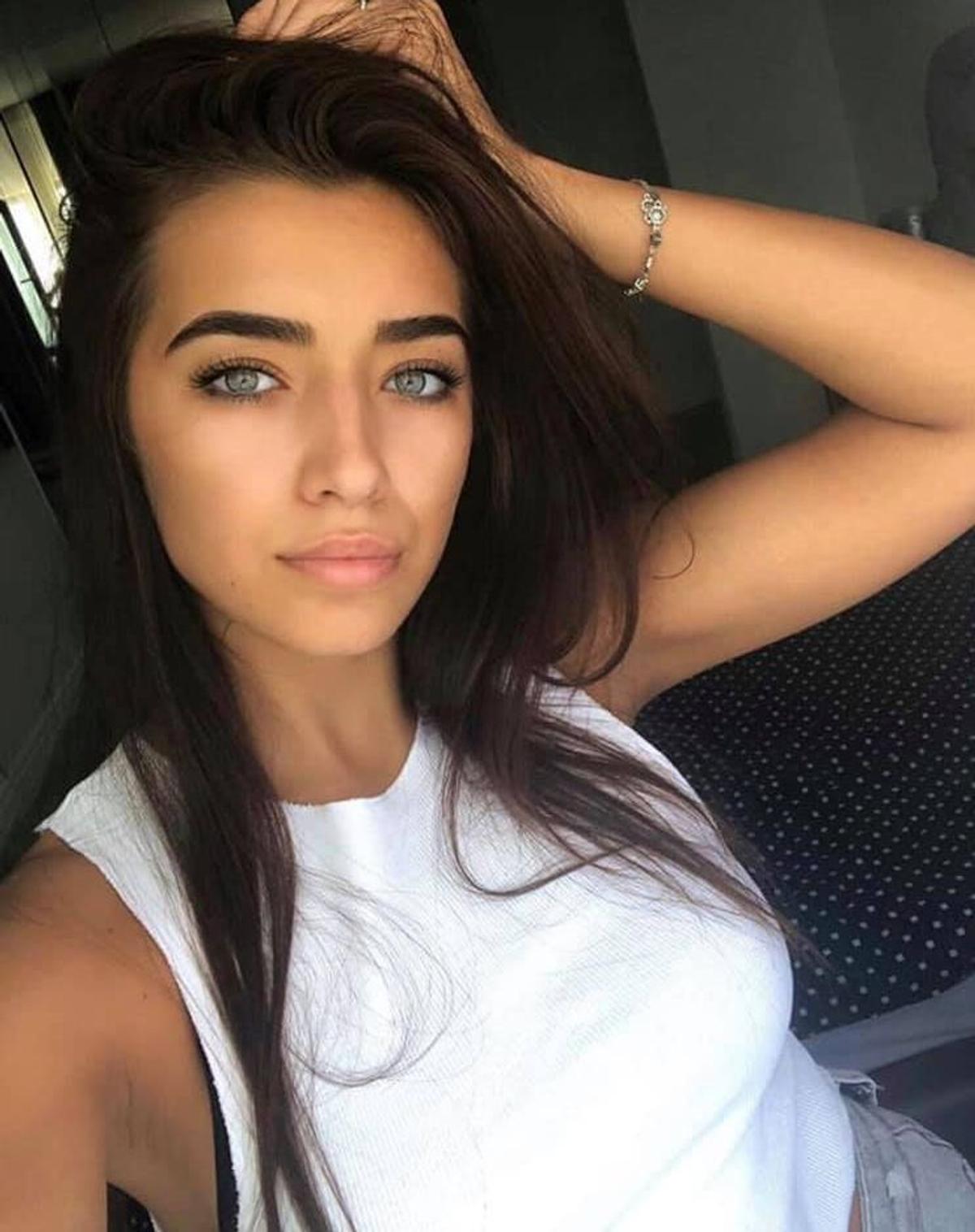 FOTO Ea se află în spatele formei de invidiat a lui Dennis Man! Cum arată fosta Miss Arad cu care fotbalistul se iubește de 7 ani
