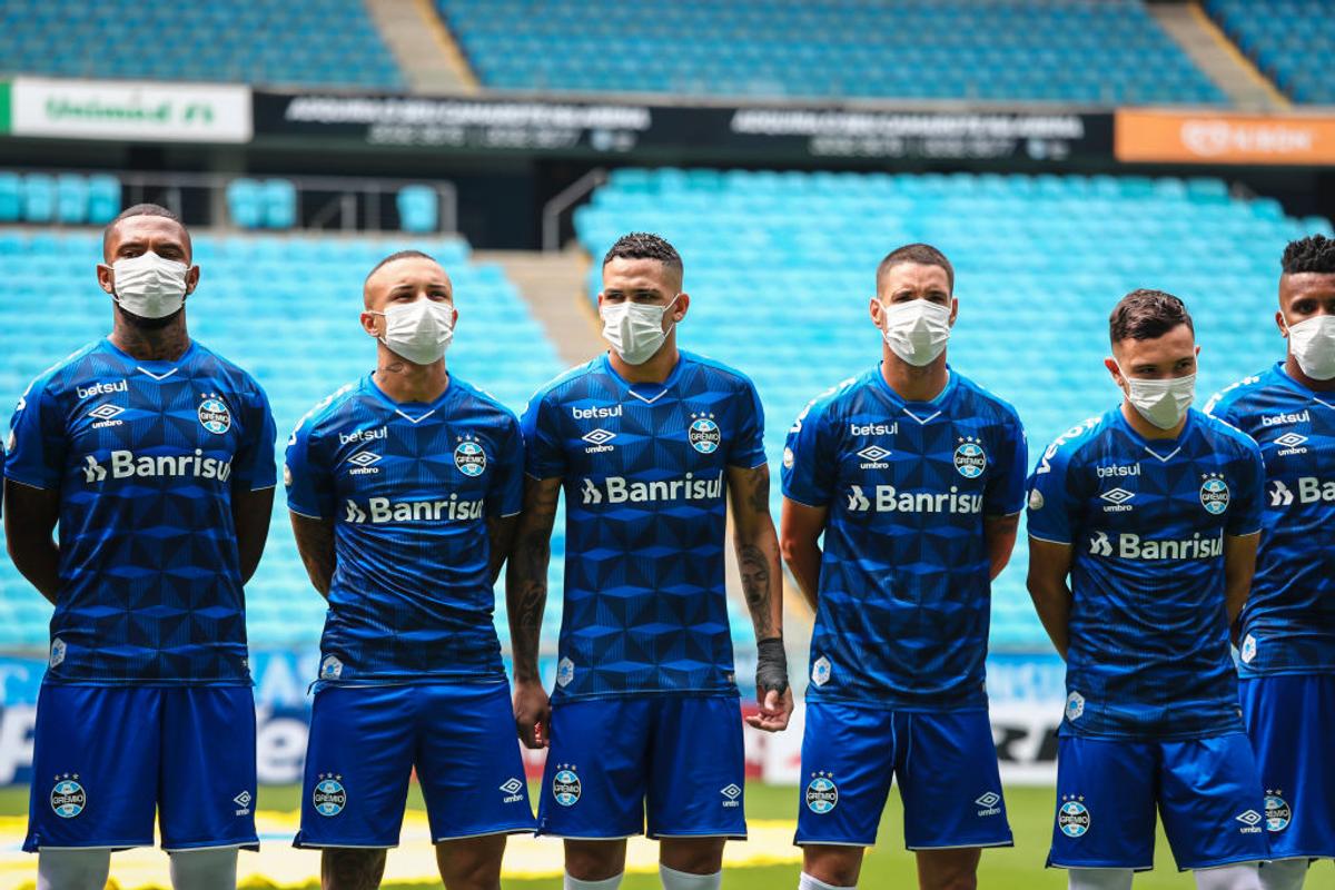 FOTO Jucătorii lui Gremio au intrat cu măști medicinale pe teren în semn de protest