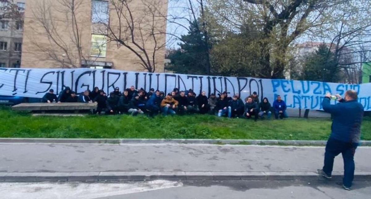 CORONAVIRUS / VIDEO Emoționant! IMAGINILE SERII în România! Ultrași cu torțe la spital, alături de medici în meciul cu pandemia de coronavirus: „Nu sunteți singuri, nu dați înapoi!”