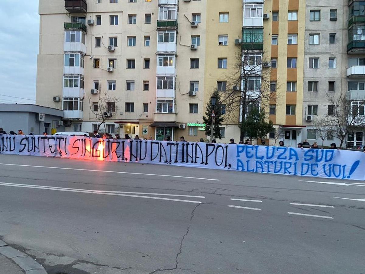 CORONAVIRUS / VIDEO Emoționant! IMAGINILE SERII în România! Ultrași cu torțe la spital, alături de medici în meciul cu pandemia de coronavirus: „Nu sunteți singuri, nu dați înapoi!”