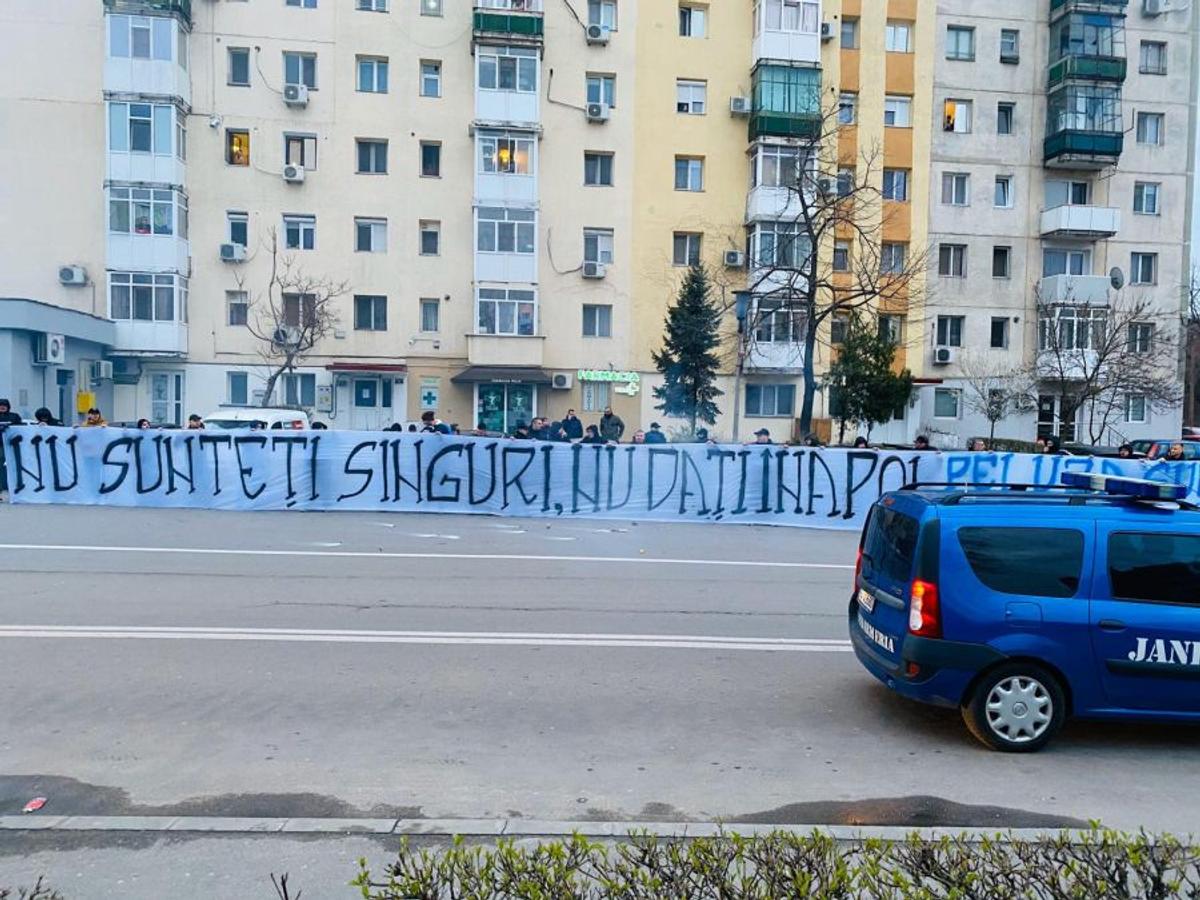 CORONAVIRUS / VIDEO Emoționant! IMAGINILE SERII în România! Ultrași cu torțe la spital, alături de medici în meciul cu pandemia de coronavirus: „Nu sunteți singuri, nu dați înapoi!”