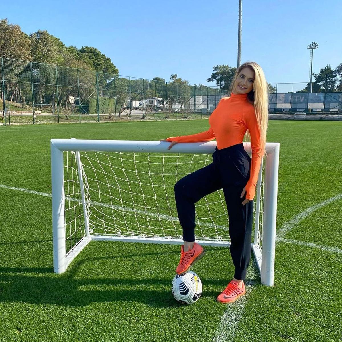 FOTO Apariție hot în Europa League! Fanii au comparat-o imediat cu Diletta
