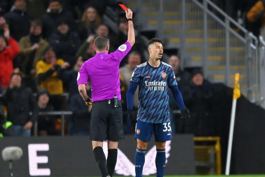 Michael Oliver îl elimină pe Martinelli / Sursă foto: Guliver/Getty Images Verdictele CCA în cazul Rusandu » „Dacă era deștept, așa ar fi procedat” + Exemplu identic din Premier League pro-Rusandu
