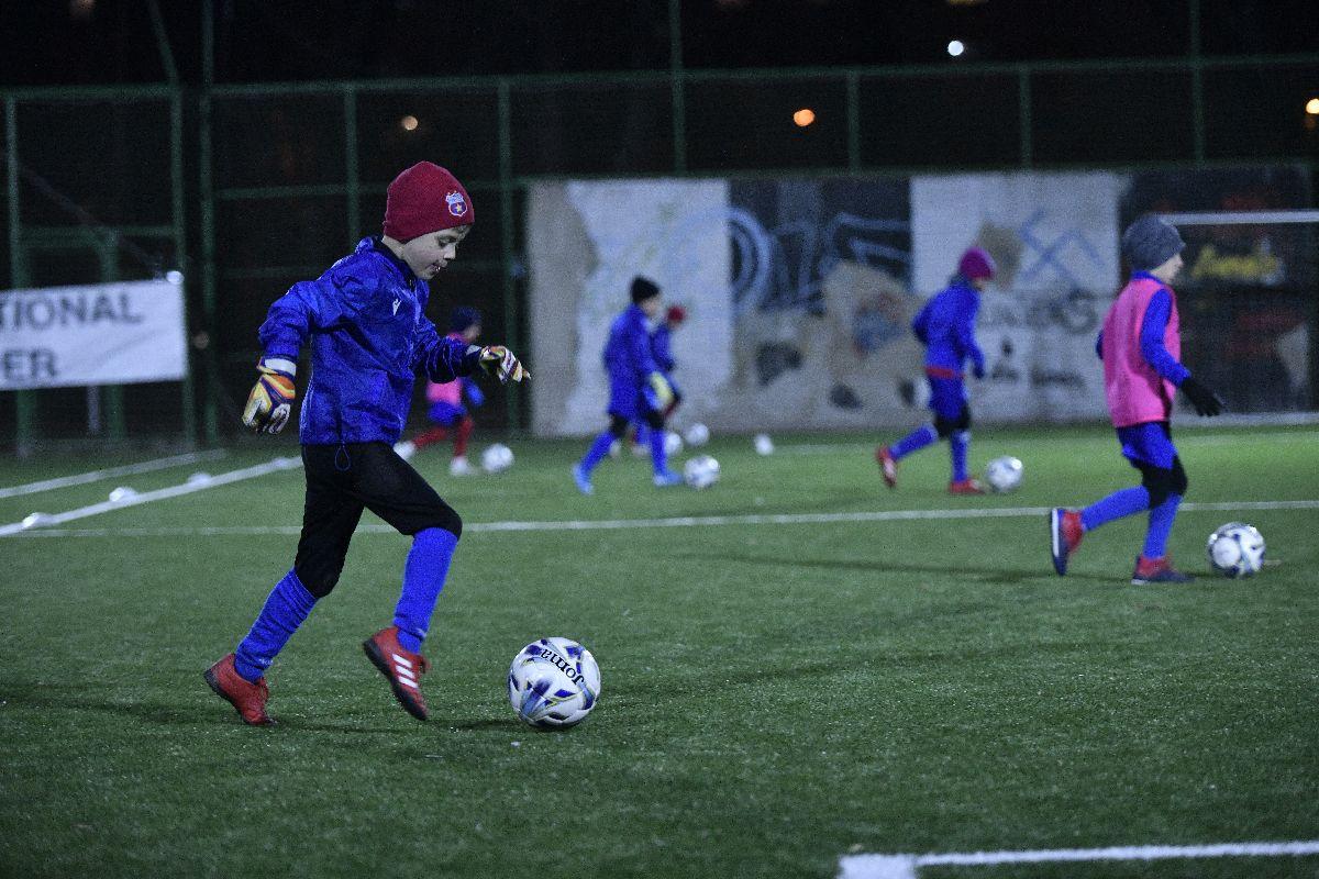 Combinată Steaua '80 - Ajax » GSP a asistat la antrenamentele Academiei CSA