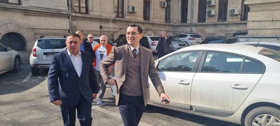 Burleanu a mers în campanie electorală la Craiova și s-a contrat cu un jurnalist: „Veți demisiona dacă nu ne calificăm la Euro 2024?”