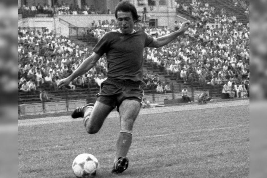 Nicolae Negrilă într-un meci U Craiova - Poli Timișoara din 1983 (foto: arhiva GSP) Scandal între legendele Craiovei Maxima! „Ai luat-o razna? Ai uitat cine te-a făcut om? Nu ai pic de rușine?”