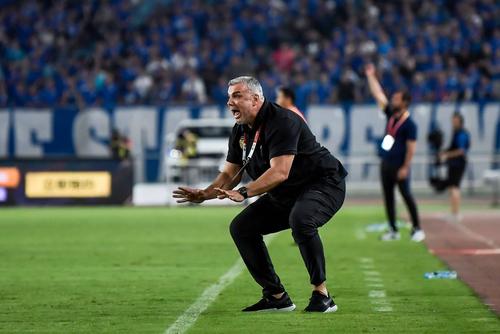 Al Sharjah, echipa antrenată de Cosmin Olăroiu (52 de ani), a învins-o pe Al Zawraa, scor 1-1 după 120 de minute, 6-5 la penalty-uri în play-off-ul Ligii Campionilor Asia!