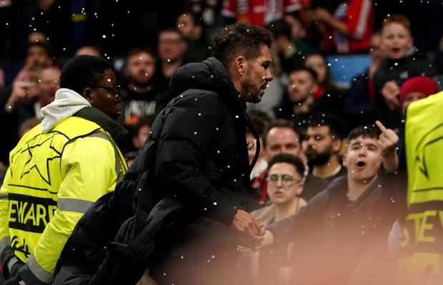 Gesturi golănești la Manchester! Simeone, agresat la final de fanii lui United