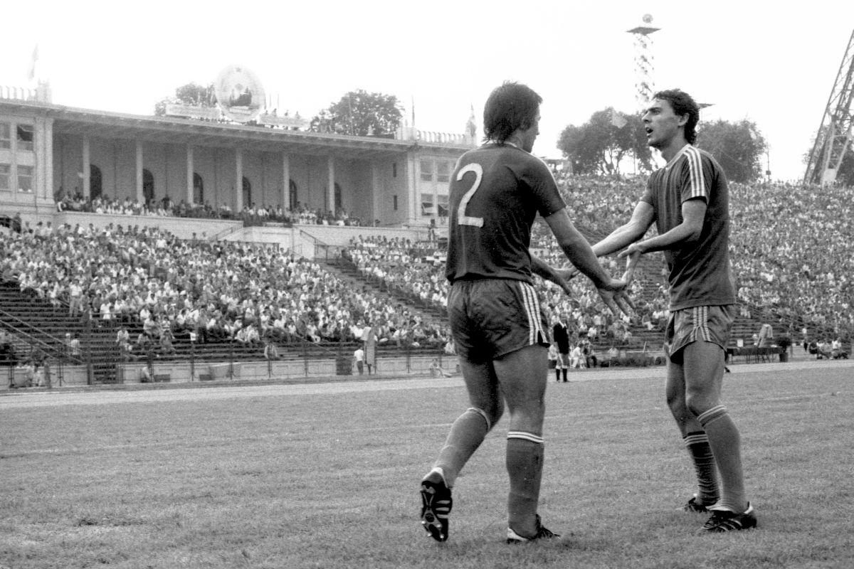 39 de ani de la calificarea Craiovei în semifinalele Cupei UEFA » Secretele eroului Negrilă: câți bani i-a adus golul decisiv, de ce n-a rămas în RFG alături de Marcel Răducanu, din ce motiv l-a luat de păr pe Halagian și ce pensie „nesimțită” are acum