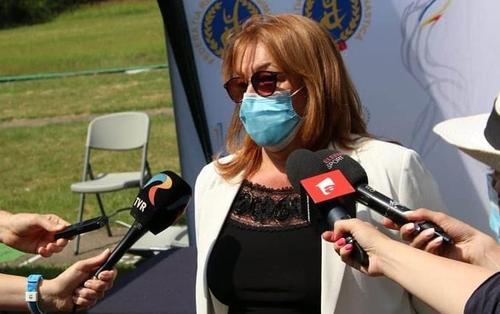 Carmencita Constantin a fost gimnastă în proba de ritmică, iar apoi s-a dedicat aerobicii, fiind antrenor și arbitru. A activat mulți ani în cadru FRG și are experiență în management