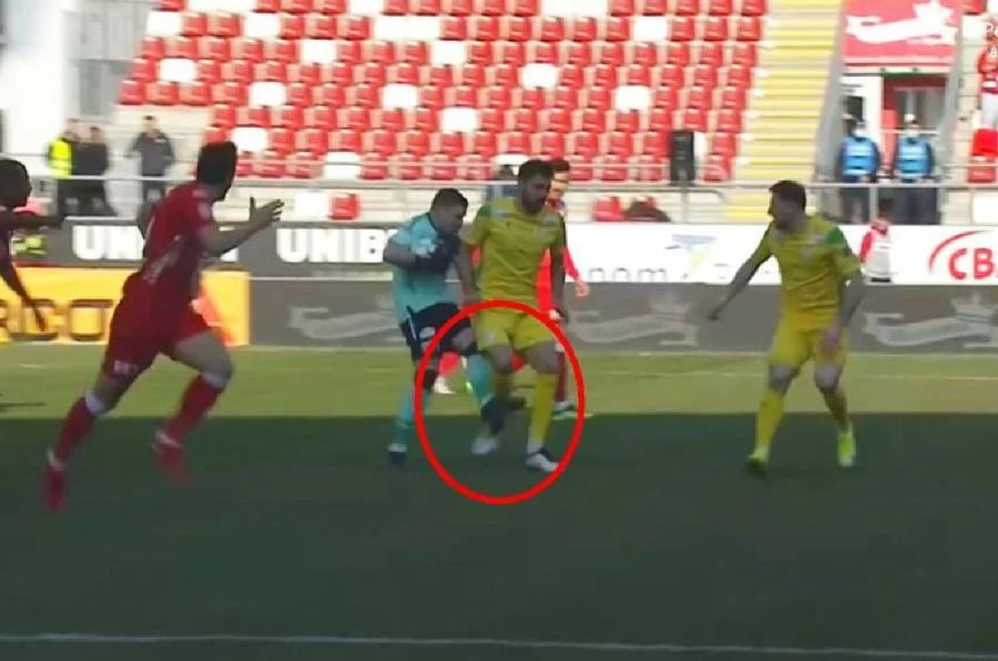 Penalty neacordat pentru Mioveni: Iacob, portarul lui UTA, prinde mingea, apoi îl lovește pe Balaur. „Toți ne plâng de milă, noi rămânem fără puncte din cauza arbitrilor” » Apel disperat al unui club din Liga 1