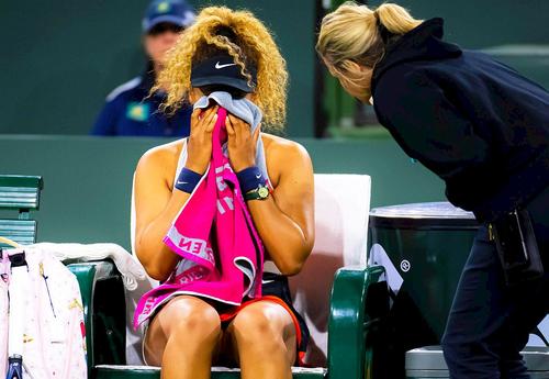 Naomi Osaka, 24 de ani, a avut mai multe momente în care a izbucnit în lacrimi pe terenul de joc