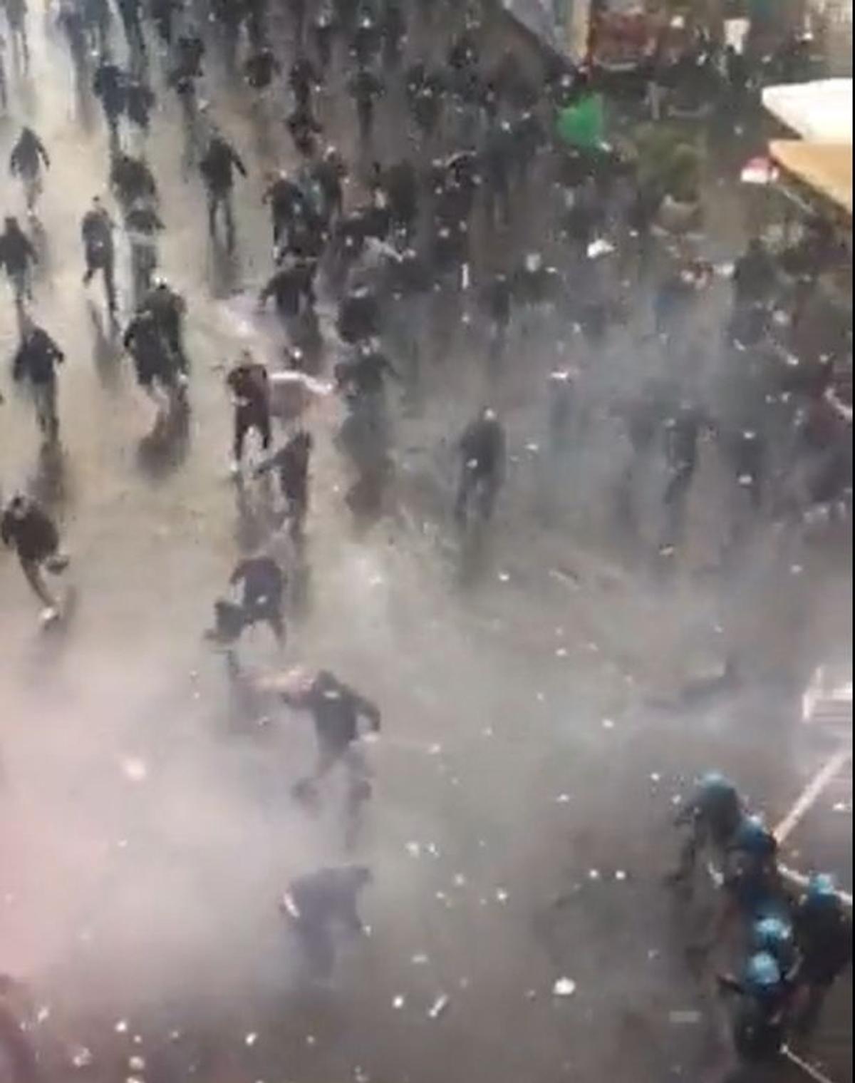 Prăpăd pe străzile din Napoli » Ce a rămas în urma celor 600 de ultrași germani