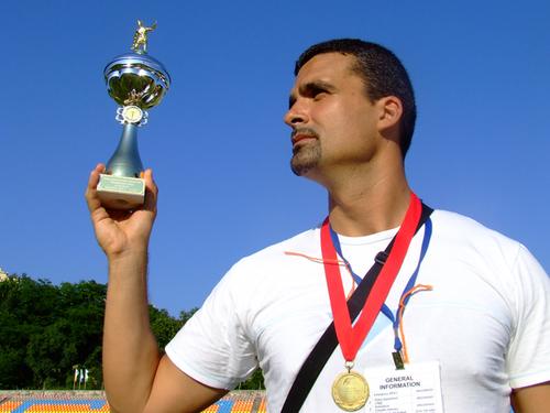 Aurelian Temișan, 50 de ani, este membru fondator al Naționalei Artiștilor, în 1991. Cântăreț, actor, prezentator, Temișan a debutat în primul meci al acestei selecționate, contra Italiei, scor 3-5.