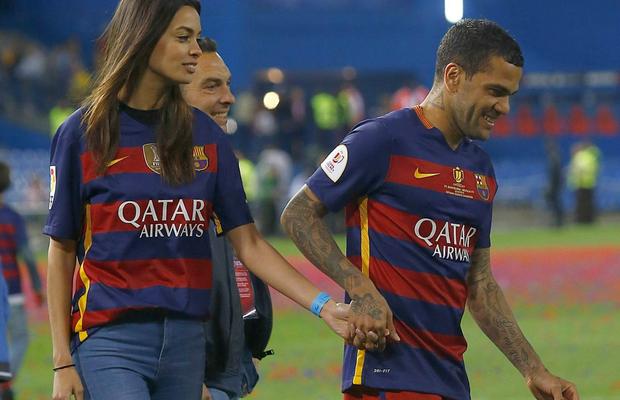 Soția lui Dani Alves a anunțat încetarea relației cu jucătorul acuzat de viol printr-o scrisoare tulburătoare: „M-a rupt în mii de bucăți”
