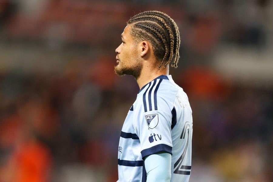 Zorhan Bassong, în tricoul lui Sporting Kansas City, unde joacă după ce s-a întors în decembrie în Canada / Foto: Imago A jucat la două echipe din România și a rămas șocat de ceea ce a trăit în Superliga: „Trebuie să treci cu adevărat prin asta pentru a înțelege ce se întâmplă! Fotbalul din România e condus aproape ca o mafie!”