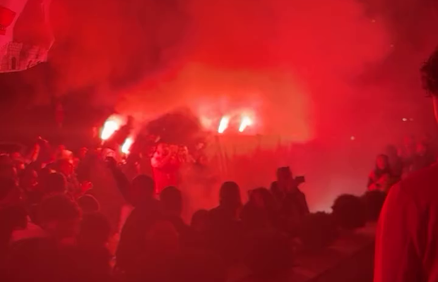 Spectacol total făcut de suporterii lui Dinamo în fața hotelului din Sibiu