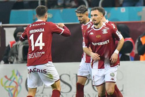 Florent Hasani (numărul 8) a fost transferat în această iarnă de Rapid