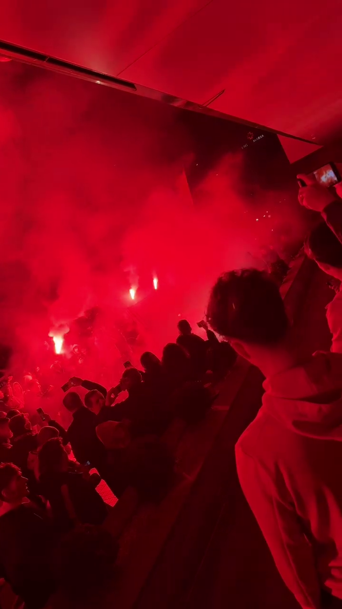 Spectacol total făcut de suporterii lui Dinamo în fața hotelului din Sibiu