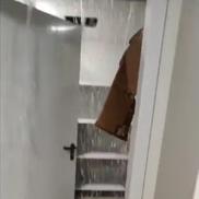 Șuvoaiele revărsate prin tavane au inundat vestiarele, culoarele și birourile din baza de pregătire a Fiorentinei / Foto: X La Repubblica