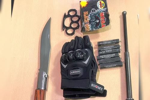 Obiectele confiscate de polițiști de la suporterii Stelei // foto: Jandarmeria Capitalei