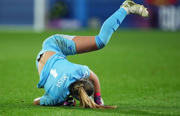 După modelul Becali! Cum e tratată echipa feminină la un mare club » Interzis pe stadion, deplasări cu trenul!