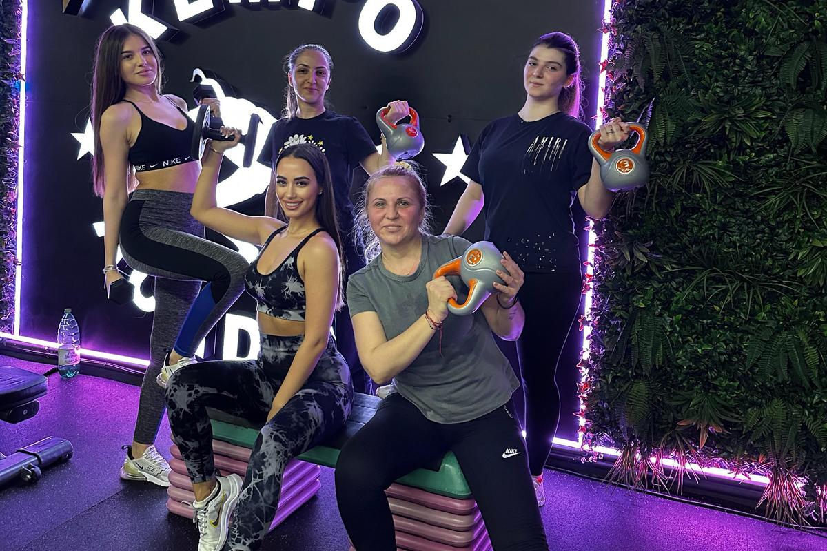 Dimineața la bancă, seară în sală » Secretele Larisei, antrenoare de fitness: „Când am poftă de dulce, asta încerc să mănânc”