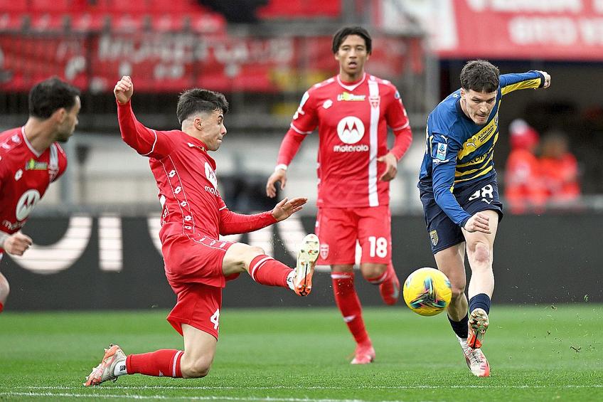 Dennis Man, în acțiune în Monza - Parma // foto: Imago Images