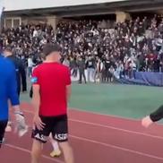Fanii lui U Cluj, la antrenamentul echipei înainte de derby-ul cu CFR Cluj// foto: Facebook @U Cluj Fans