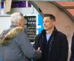 Teia Sponte a coborât din lojă pentru a-l saluta pe Rădoi. Mirel a părut surprins de gest. Foto: Ionuț Iordache (GSP)