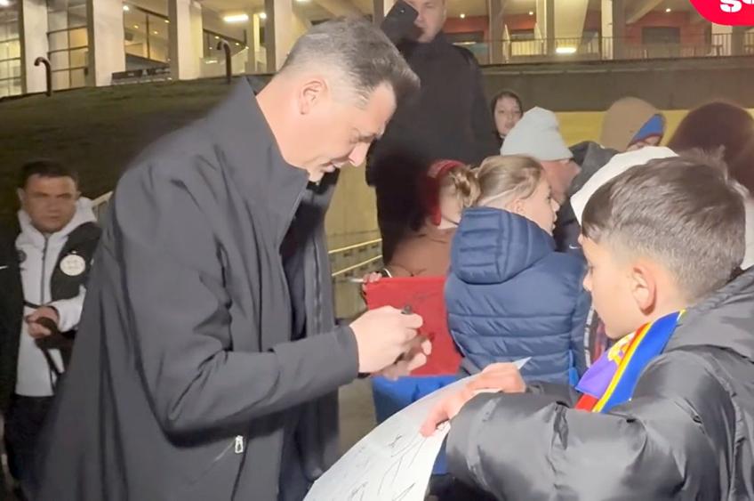 Mirel Rădoi, asaltat de fani la finalul unui dezamăgitor FCSB - Metaloglobus 0-0