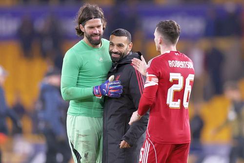Alisson, în stânga, va continua la Liverpool sezonul viitor // foto: Guliver/gettyimages