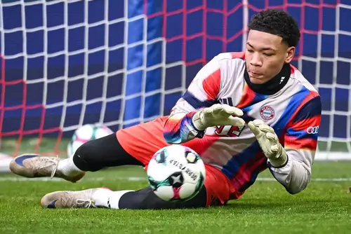 Leonard Prescott, un puști de 16 ani, poate debuta în poarta lui Bayern // foto: Imago Images