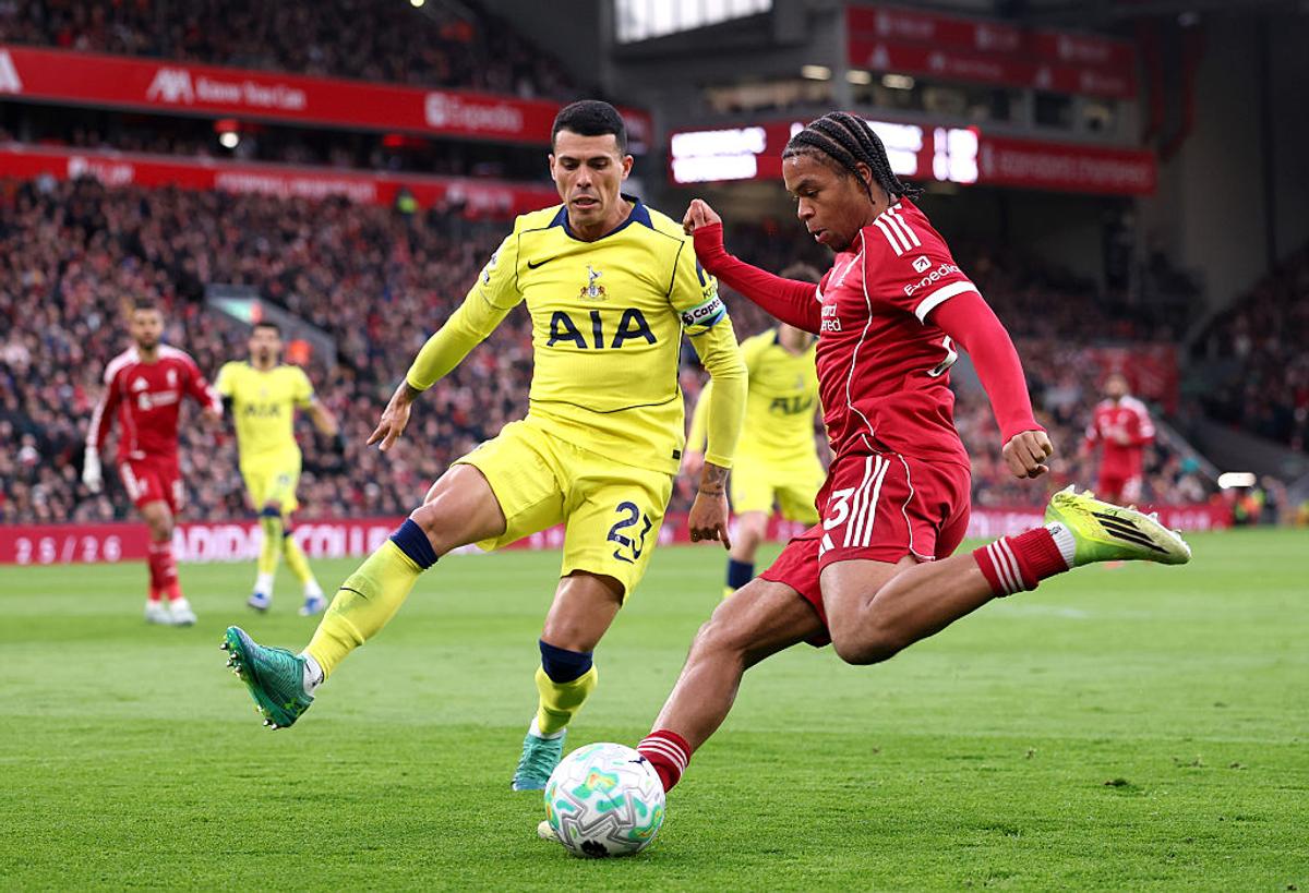 Orice ar face nu e suficient! Englezii l-au lăsat corijent pe Radu Drăgușin, pentru prestația din Liverpool - Tottenham