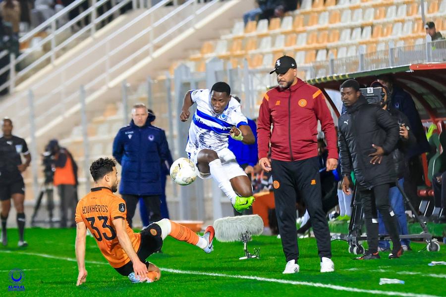 Laurențiu Reghecampf (în spate) în timpul meciului dintre Berkane și AL-Hilal Omdurman / foto: Facebook Al Hilal S.C Laurențiu Reghecampf, egal dramatic în „sferturile” Ligii Campionilor Africii » Calificarea se decide în retur