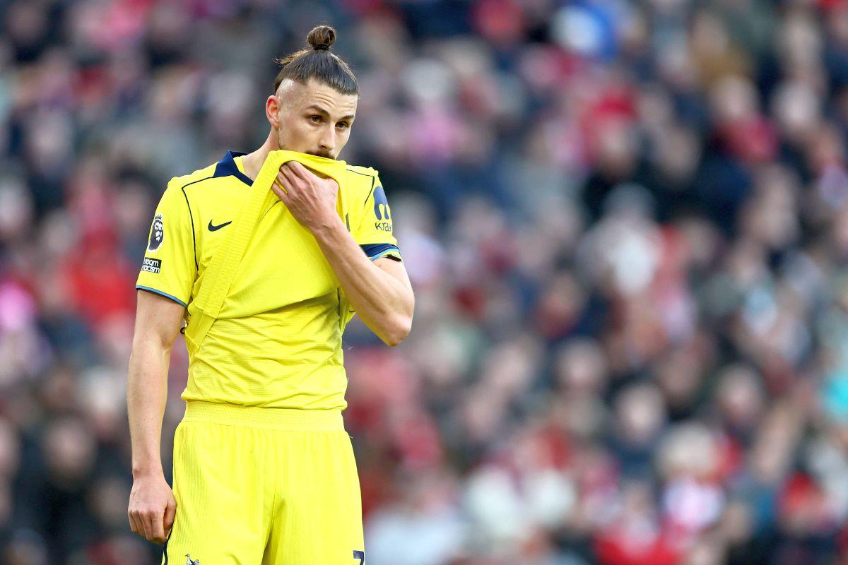 Orice ar face nu e suficient! Englezii l-au lăsat corijent pe Radu Drăgușin, pentru prestația din Liverpool - Tottenham