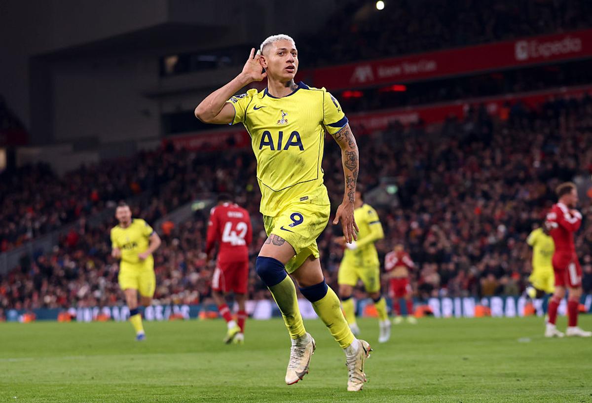 Orice ar face nu e suficient! Englezii l-au lăsat corijent pe Radu Drăgușin, pentru prestația din Liverpool - Tottenham
