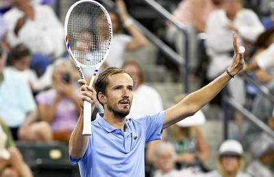 Ce surpriză! Medvedev l-a eliminat pe Carlos Alcaraz, care avea 16-0 în acest an, și e în finala Indian Wells: „Nu l-am mai văzut niciodată jucând așa”