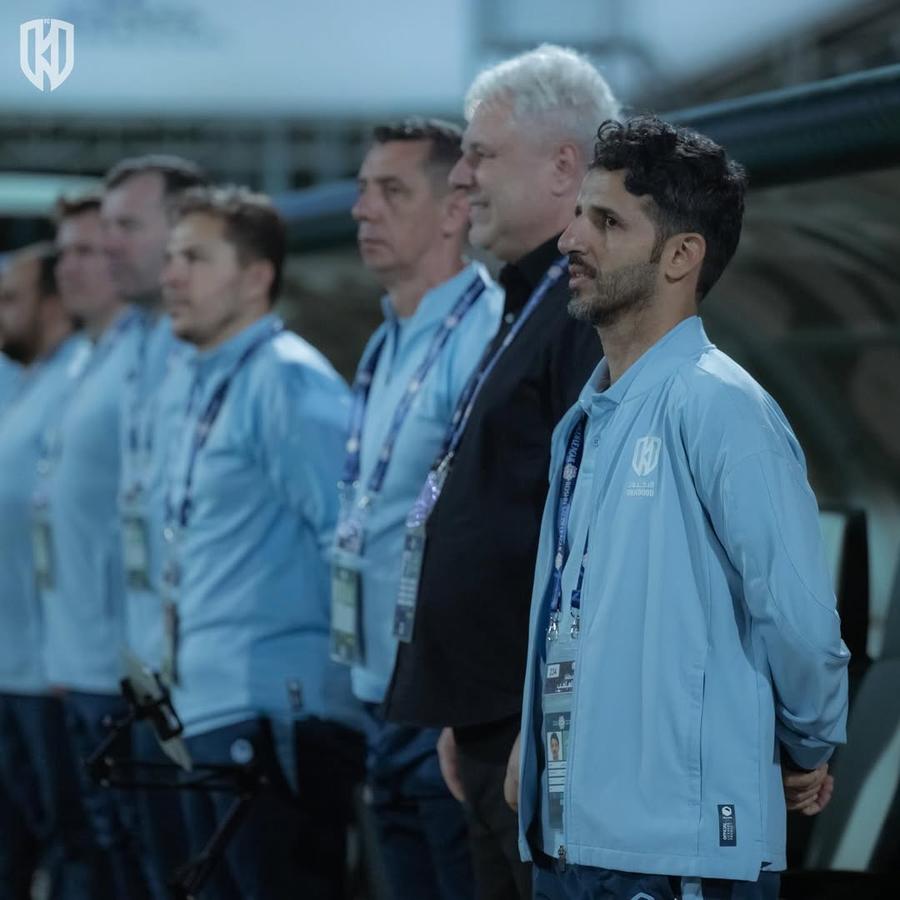 Marius Șumudică în timpul meciului cu Al-Shabab // Foto: Instagram @alakhdoud Situație dificilă pentru Marius Șumudică în Arabia Saudită » Tehnicianul a ajuns la a zecea înfrângere cu echipa sa