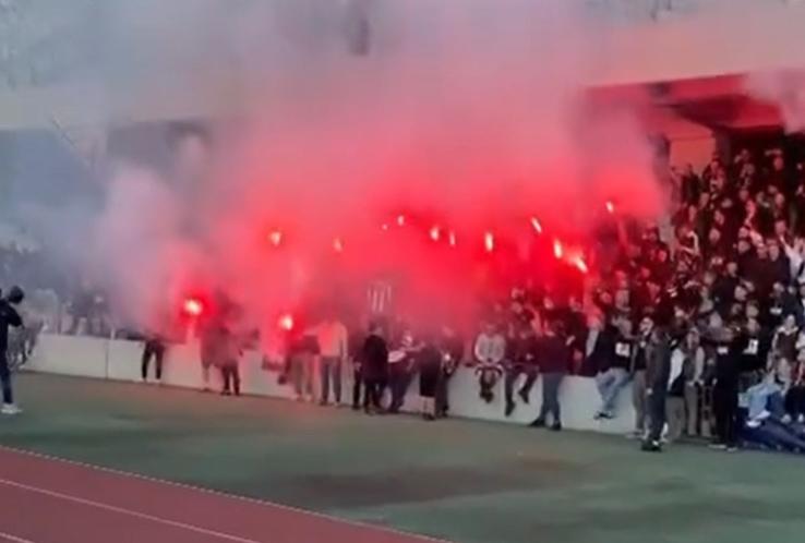 Fanii lui U Cluj, la antrenamentul echipei înainte de derby-ul cu CFR Cluj// foto: Facebook @U Cluj Fans