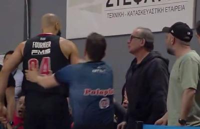 O nouă zi, un nou scandal în Grecia: vedeta lui Olympiacos a sărit la un fan care îl înjurase