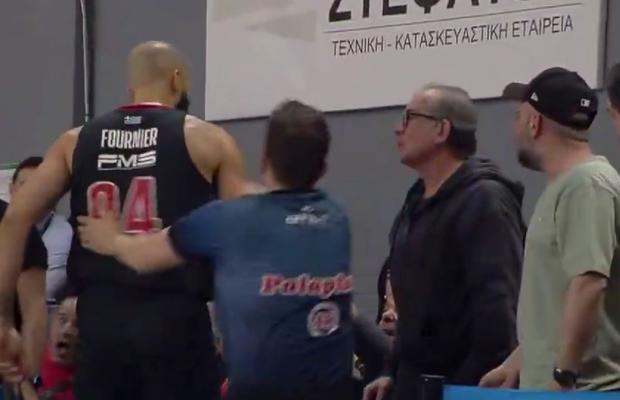 O nouă zi, un nou scandal în Grecia: vedeta lui Olympiacos a sărit la un fan care îl înjurase