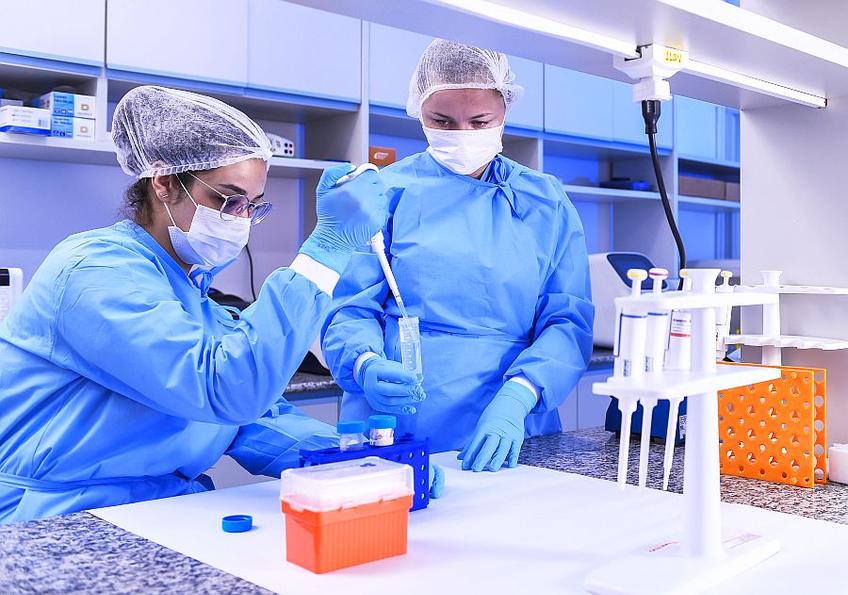 Doi medici din Brazilia care fac cercetare pe noul coronavirus, pentru a ajuta la descoperirea unui nou vaccin. foto: Guliver/gettyimages