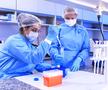 Doi medici din Brazilia care fac cercetare pe noul coronavirus, pentru a ajuta la descoperirea unui nou vaccin. foto: Guliver/gettyimages